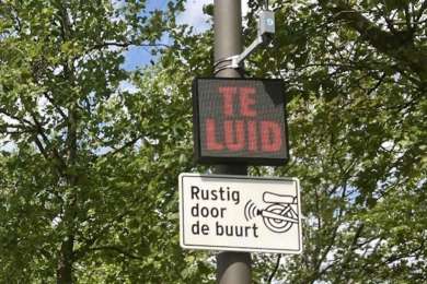 Amsterdamse geluidsdisplays met TE LUID erop