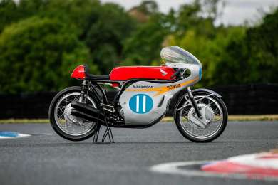 Unieke Honda RC173 van Mike Hailwood geveild
